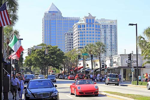 Street in Fort Lauderdale with light traffic.