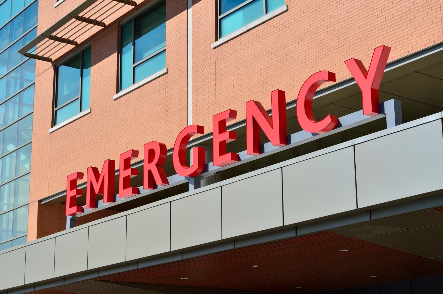 Emergency-hospital-sign-on-building.jpg
