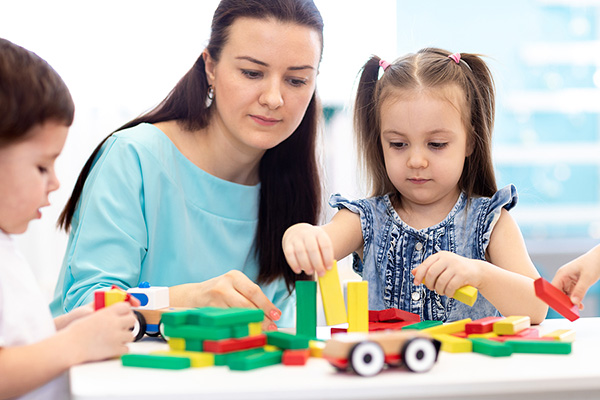 Little Children Building Block Structures with Parent Supervision