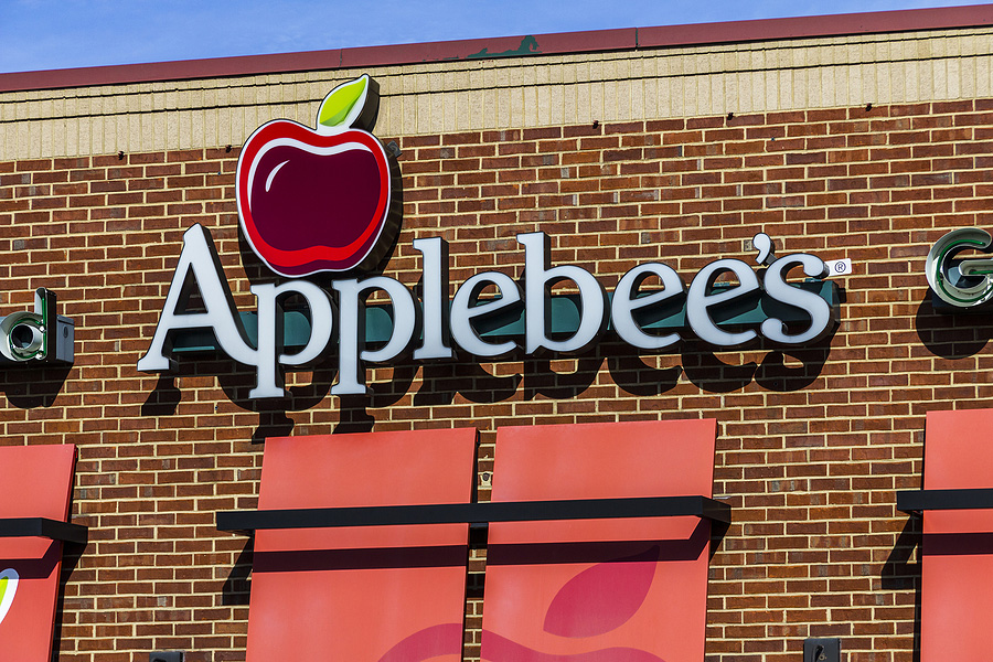 Applebee's sign on brick building
