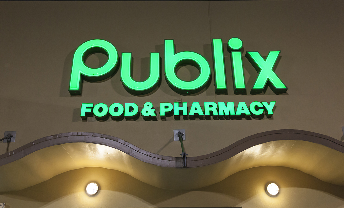 publix store front sign lito at night