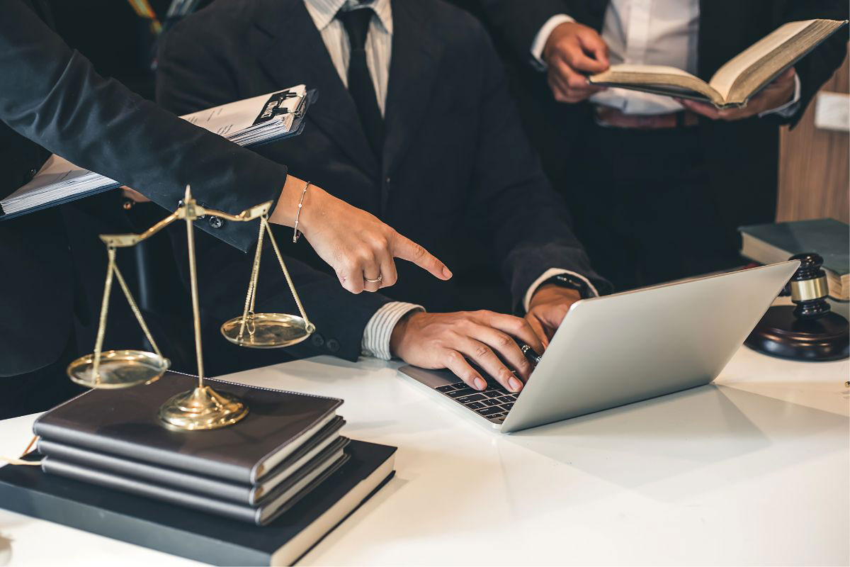 slip and fall in restaurant lawyers discussing legal case