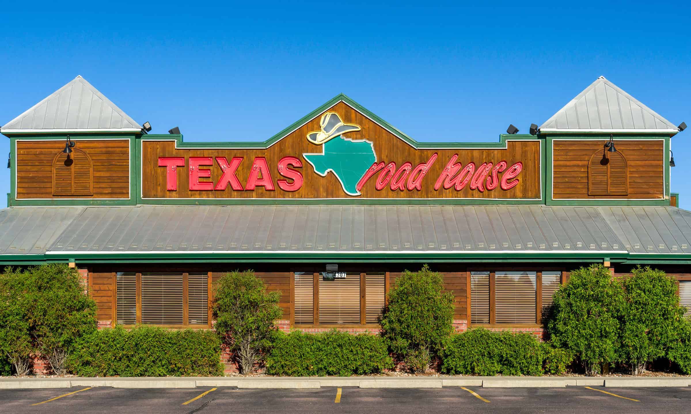 texas roadhouse restaurant exterior with logo and sign